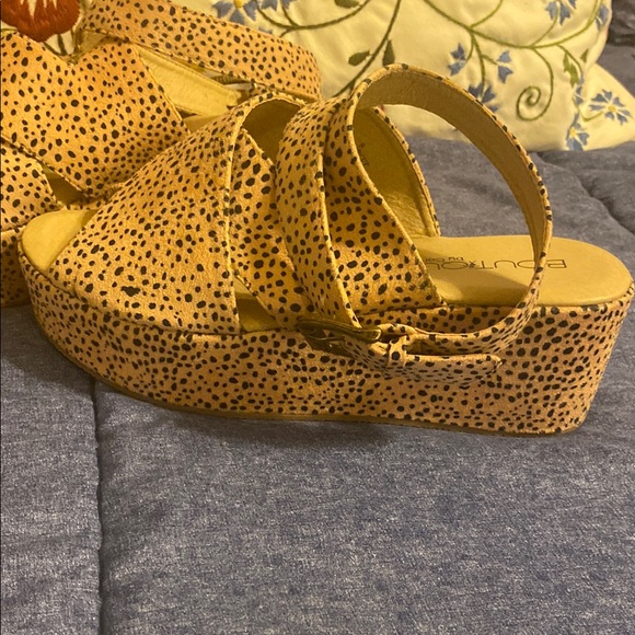 Tan and Black Platform Sandals with Animal Print - Picture 4 of 7
